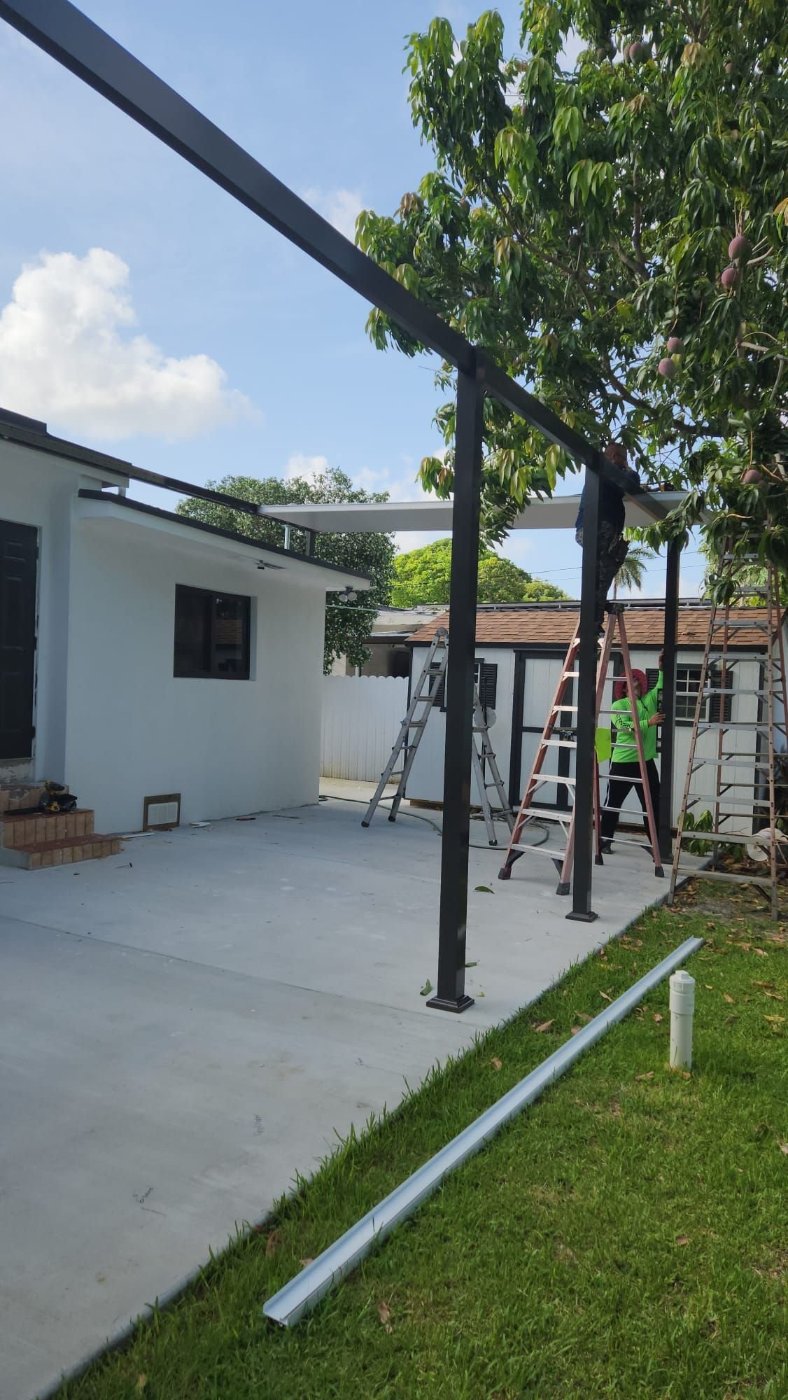 Aluminum structure and posts of the González terrace during construction